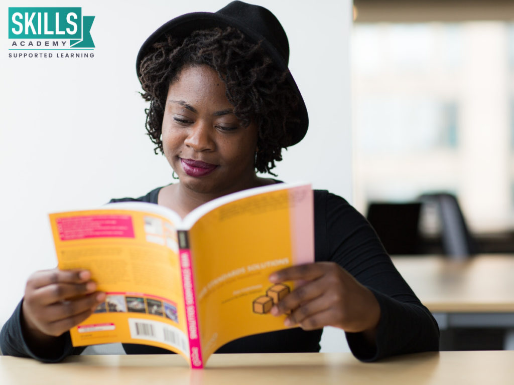 Student reading a textbook. Find out about the characteristics of a successful student right here.